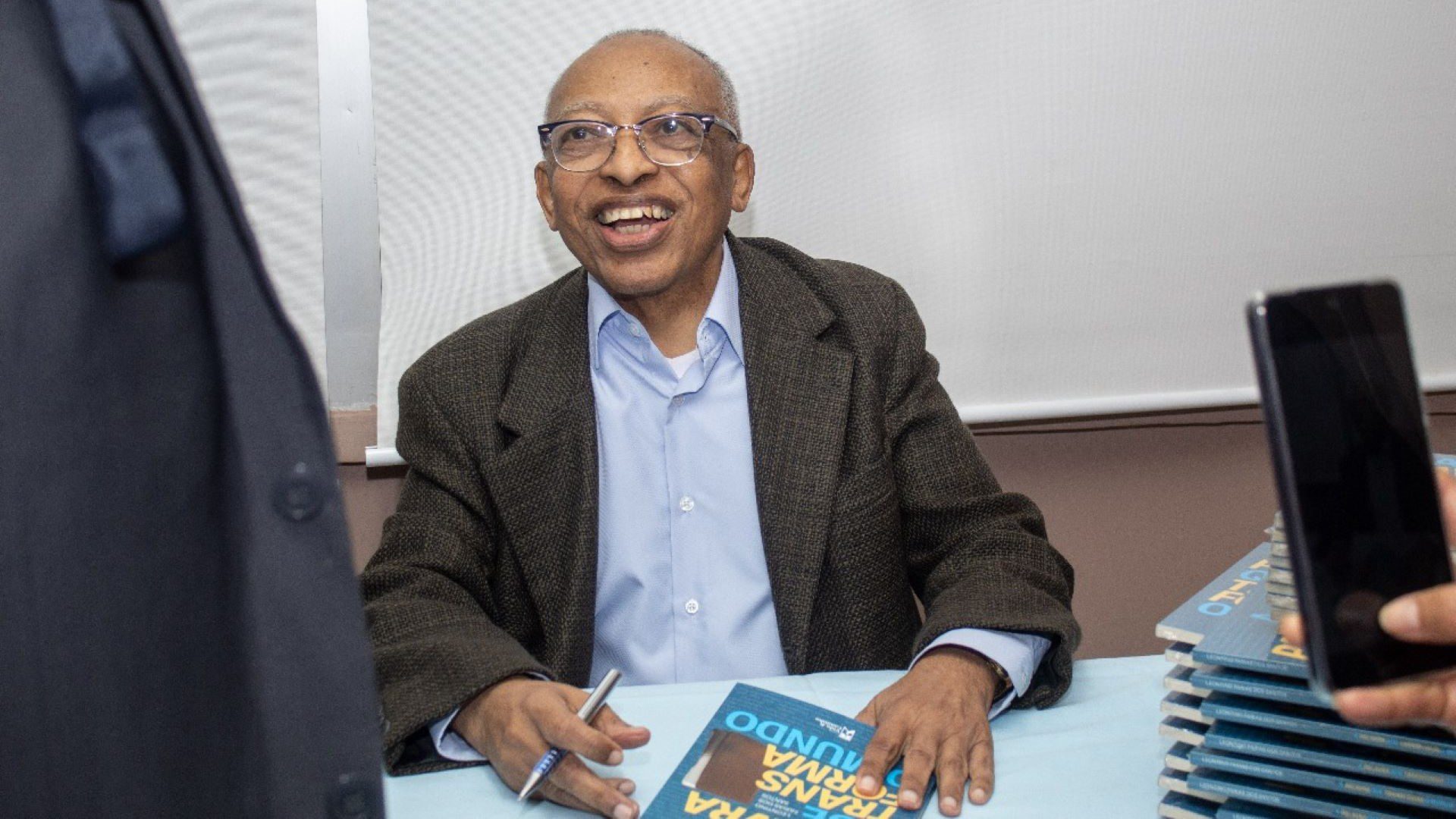 Leontino Farias lança livro “A Palavra que Transforma o Mundo”