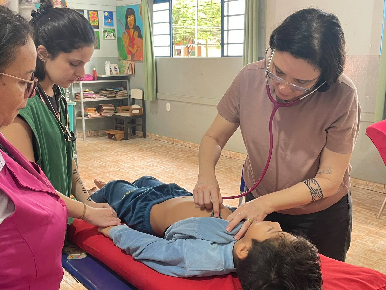 Criança sendo atendida por profissionais de saúde no Hospital Porta da Esperança, em Dourados, MS.